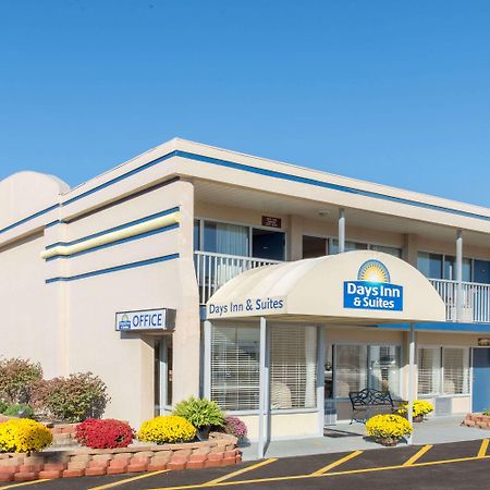 Days Inn & Suites By Wyndham Dayton North Exterior photo