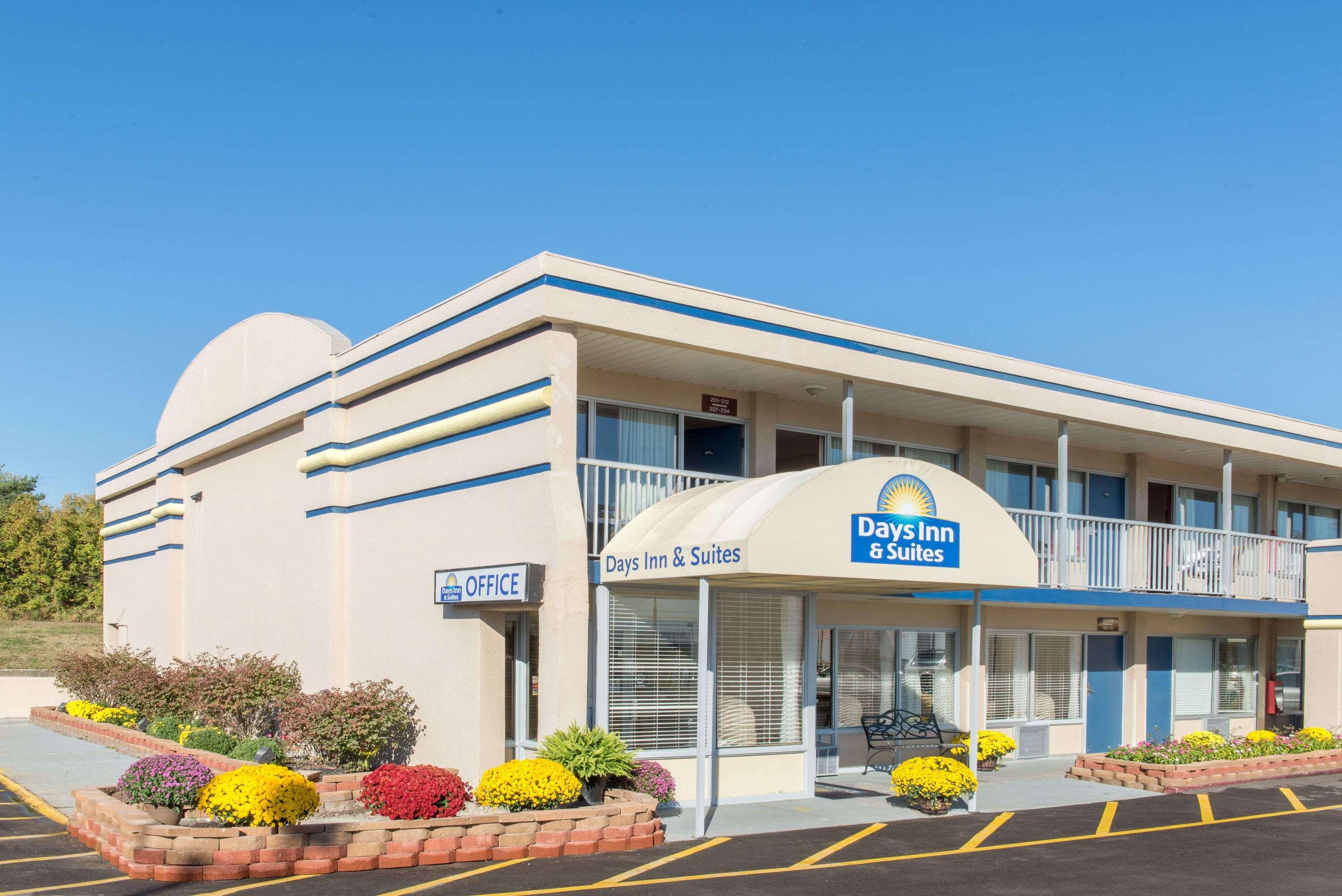 Days Inn & Suites By Wyndham Dayton North Exterior photo